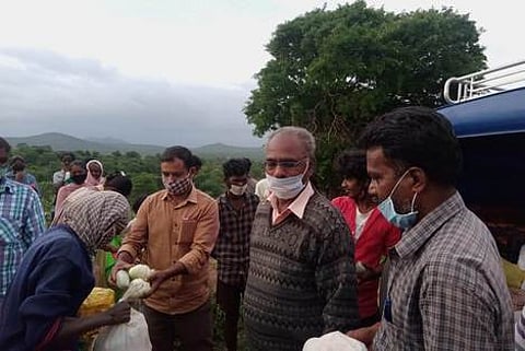 பூதநத்தம் பழங்குடி கிராமத்தில் கரோனா நிவாரணம் வழங்கும் தொழிற்சங்கங்களின் நிா்வாகிகள்.