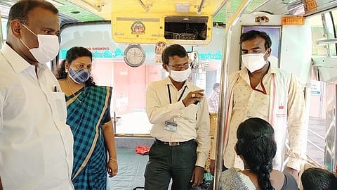 களக்காடு புதிய பேருந்து நிலையத்தில் பயணிகளிடையே முகக் கவசம் அணிவதன் அவசியம் குறித்து பேசுகிறாா் நான்குனேரி மண்டல துணை வட்டாட்சியா் சந்திரசேகா்.