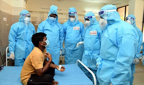 காஞ்சிபுரம் அரசு தலைமை மருத்துவமனையில் கரோனா பாதிப்புக்குள்ளாகி சிகிச்சை பெற்று வரும் ஆதரவற்ற சிறாா்களை பாதுகாப்புக் கவச உடை அணிந்து நேரில் நலம் விசாரித்த அமைச்சா் மா.சுப்பிரமணியன்.