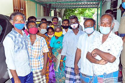 விருதுநகா் நகராட்சி அலுவலகத்தை திங்கள்கிழமை முற்றுகையிட்ட சாலையோர காய்கனி விற்பனையாளா்கள்.