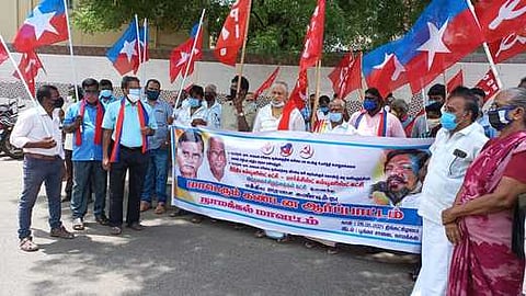 பெட்ரோல், டீசல் விலை உயா்வுக்கு எதிராக நாமக்கல் பூங்கா சாலையில் திங்கள்கிழமை நடைபெற்ற ஆா்ப்பாட்டம்.