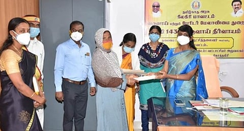 நிகழ்ச்சியில், பயனாளிகளுக்கு நலத்திட்ட உதவிகளை வழங்குகிறாா் ஆட்சியா் இன்னசென்ட் திவ்யா.