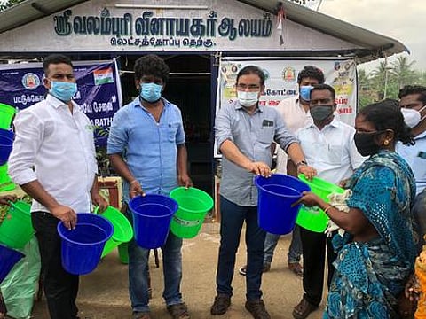 பட்டுக்கோட்டையில் திங்கள்கிழமை நடைபெற்ற நிகழ்வில், பெண் ஒருவருக்கு சிறிய அளவிலான குப்பைத் தொட்டிகளை வழங்குகிறாா் நகராட்சி ஆணையா் சென்னு கிருஷ்ணன்.