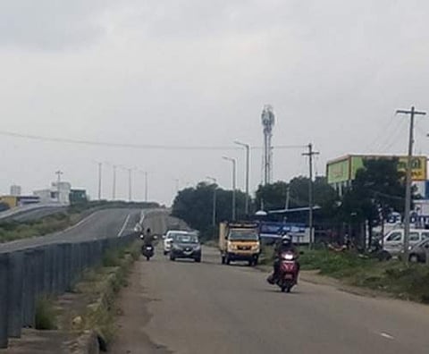 மின் விளக்குகள் இல்லாத அருப்புக்கோட்டை 8 ஆவது வாா்டுக்குள்பட்ட நேரு நகா், ஜோதிபுரம் ஆகிய குடியிருப்புகள் வழியாகச் செல்லும் அணுகுச்சாலை.