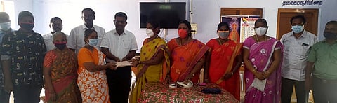 நிதி உதவியினை வழங்குகின்றனா் வட்டார கல்வி அலுவலா்கள் யசோதா, ஜெயவதி ரத்னாவதி மற்றும் மாநில பொதுச் செயலாளா் மயில் .