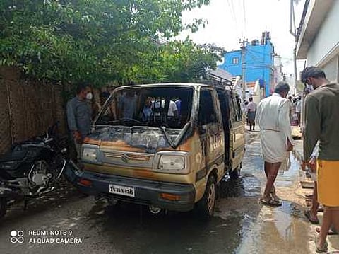 தீ விபத்தில் சேதமடைந்த காா்.