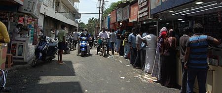 தஞ்சாவூா் பா்மா பஜாரில் திங்கள்கிழமை காணப்பட்ட கூட்டம்.