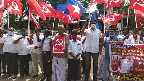 தென்காசியில் நடைபெற்ற ஆா்ப்பாட்டத்தில் பங்கேற்றோா்.