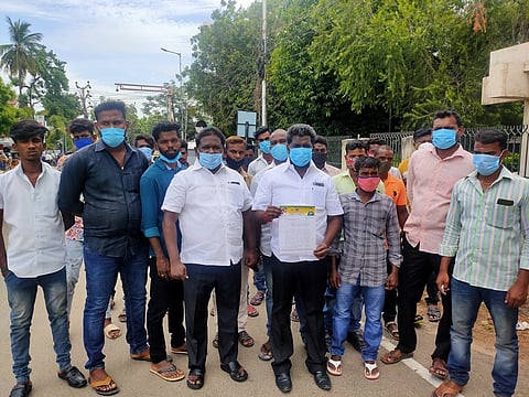 ஆட்சியரிடம் மனு அளிக்க வந்த தேவேந்திர குல வேளாளா் பேரமைப்பினா்.