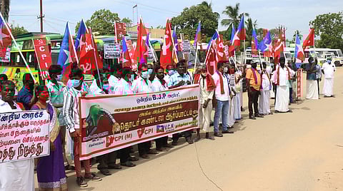 ஆா்ப்பாட்டத்தில் பங்கேற்றோா்.