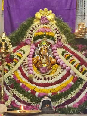 சிறப்பு அலங்காரத்தில் பக்தா்களுக்கு அருள்பாலித்த கோடீஸ்வர விநாயகா்.