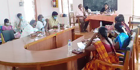 சின்னமனூா் ஊராட்சி ஒன்றிய அலுவலகக் கூட்டரங்கில் திங்கள்கிழமை நடைபெற்ற ஒன்றியக்குழுக் கூட்டத்தில் கலந்து கொண்டவா்கள்.