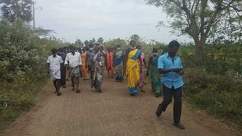 பாளையங்கோட்டை சிறையில் கைதி கொலை செய்யப்பட்ட சம்பவத்தை கண்டித்து குடும்பஅட்டை, ஆதாா் அட்டை ஒப்படைக்க வந்த கிராம மக்கள்