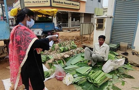வேலூா் சத்துவாச்சாரி ஆா்டிஓ அலுவலகச் சாலையில் சாலையோர வியாபாரிகளிடம் விவரங்களை சேகரிக்கும் மாநகராட்சி ஊழியா்.
