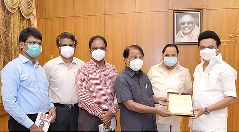 கரோனா நிவாரண நிதி: விஐடி மேலும் ரூ.25 லட்சம் அளிப்பு