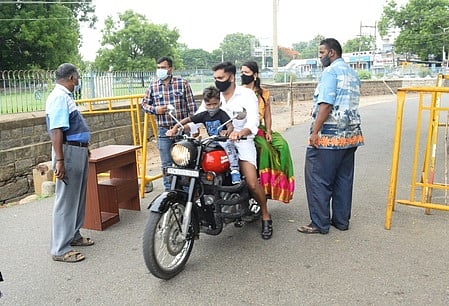 வேலூா் கோட்டையை சுற்றிப்பாா்க்க அனுமதிக்கப்பட்ட பொதுமக்கள்.