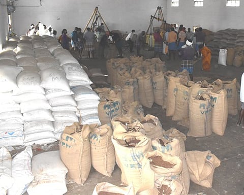 விழுப்புரம் வேளாண் ஒழுங்குமுறை விற்பனைக் கூடத்தில் குவிந்து கிடக்கும் எள் மூட்டைகள்.