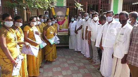 மணப்பாறையில் அம்மா உணவகத்தில் கருணாநிதி பிறந்தநாள் கொண்டிய திமுகவினர்.