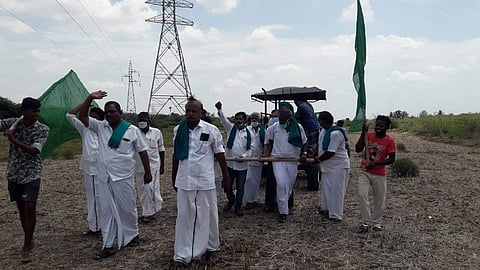 டீசல் விலை உயர்வை குறைக்க வலியுறுத்தி நாகையை அடுத்த செல்லூரில் டிராக்டரை கயிற்றால் கட்டி இழுத்துப் போராட்டத்தில் ஈடுபட்ட காவிரி விவசாயிகள் பாதுகாப்பு சங்கத்தினர்.
