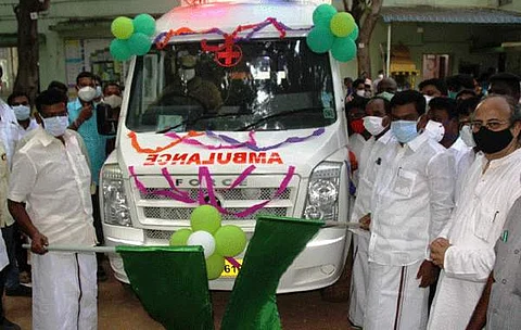 திருவள்ளூர் அரசு மருத்துவக்கல்லூரி மருத்துவமனைக்கு நோயாளிகள் பயன்பெறும் வகையில் ஆக்ஸிஜன் சிலிண்டருடன் கூடிய நவீன வசதியுடன் கூடிய ஆம்புலன்ஸ் வாகனத்தையும் கொடியசைத்து தொடங்கி வைத்த அமைச்சர் சா.மு.நாசர்.