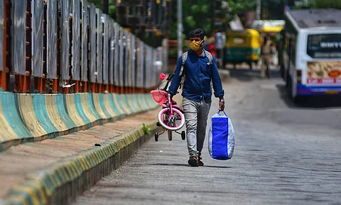 தனித்து விலகும் மனிதர்கள்...