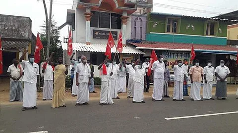 தகட்டூரில் ஆர்ப்பாட்டத்தில் ஈடுபட்டோர்