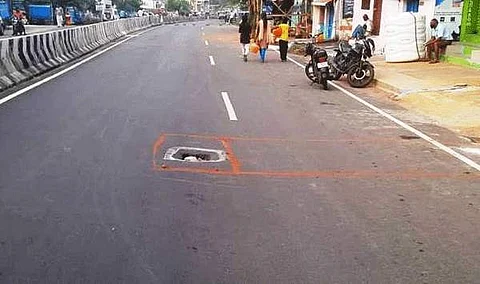சங்ககிரி புதிய எடப்பாடி சாலையின் மையப்பகுதியில் உள்ள குடிநீர் குழாய் திறப்பு வால்வு