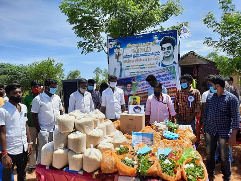 நரிக்குறவர்களை தேடிச் சென்று நிவாரண பொருட்கள் வழங்கி வரும் நடிகர் விஜய் மக்கள் இயக்கம்