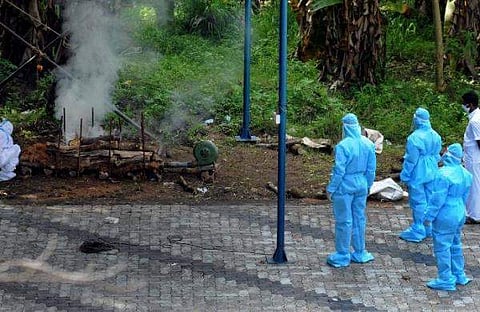 புது தில்லியில் நிலைமை மாறியது; தகனமேடைகளுக்கு வராத உடல்கள்