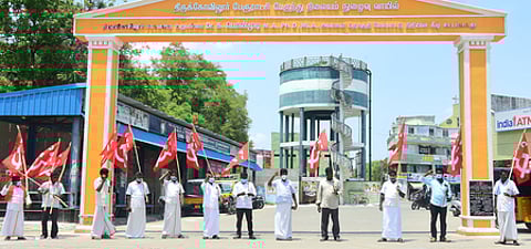 திருக்கோவிலூரில் ஆா்ப்பாட்டத்தில் ஈடுபட்ட இந்திய கம்யூனிஸ்ட் கட்சியினா்.