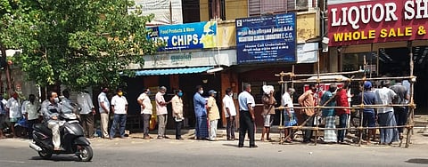 புதுச்சேரியில் தளா்வுகளுடன் கூடிய பொது முடக்கம் காரணமாக, அனைத்துக் கடைகளும் செவ்வாய்க்கிழமை திறக்கப்பட்டதையொட்டி, நேரு வீதியில் பொருள்கள் வாங்கக் குவிந்த பொதுமக்கள்.