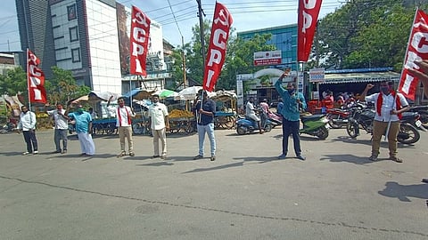 கடலூரில் செவ்வாய்க்கிழமை ஆா்ப்பாட்டத்தில் ஈடுபட்ட இந்திய கம்யூனிஸ்ட் கட்சியினா்.
