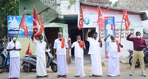 நாகையில் ஆா்ப்பாட்டத்தில் ஈடுபட்ட இந்திய கம்யூனிஸ்ட் கட்சியினா்.