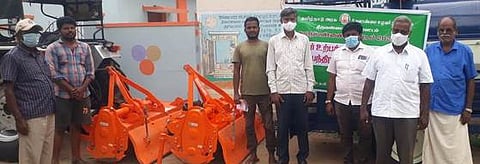 உழவா் உற்பத்தியாளா் குழுவுக்கு வேளாண் இயந்திரங்களை வழங்கிய வட்டார வேளாண் உதவி இயக்குநா் சந்திரன்.