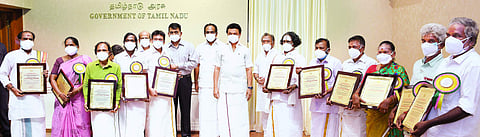 நலிந்த கலைஞா்களுக்கு மாதாந்திர நிதியுதவி: முதல்வா் தொடக்கி வைத்தாா்