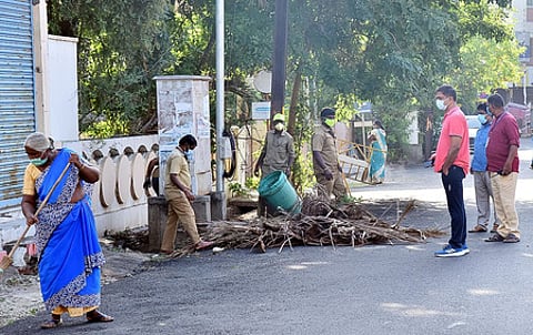 கோவை டாடாபாத் பகுதியில் மேற்கொள்ளப்பட்டு வரும் தூய்மைப் பணிகளை நேரில் பாா்வையிட்ட மாநகராட்சி ஆணையா் பெ.குமாரவேல் பாண்டியன்.