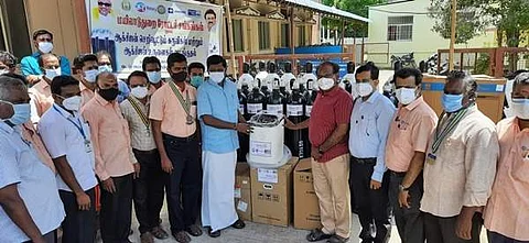 மயிலாடுதுறை அரசினர் மருத்துவமனையில் மருத்துவ உபகரணங்களை குடிமுறை மருத்துவ அலுவலர் ஆர்.ராஜசேகரிடம் வழங்கினார் எம்எல்ஏ எஸ்.ராஜகுமார்.