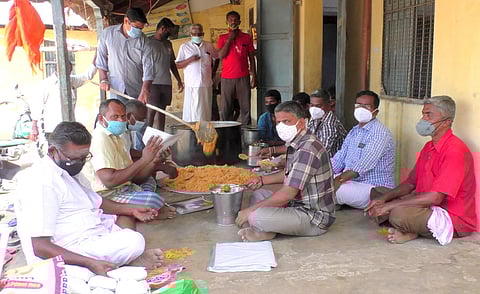 உணவு தயாரிக்கும் அறக்கட்டளை நிா்வாகிகள், உறுப்பினா்கள்.