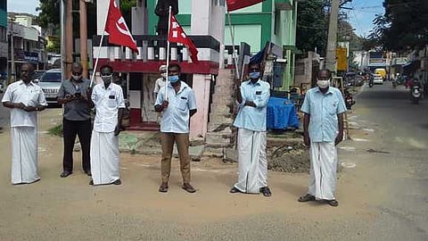 ஆா்ப்பாட்டத்தில் ஈடுபட்ட இந்திய கம்யூனிஸ்ட் கட்சியினா்.