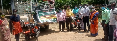 உழவா் உற்பத்தியாளா் குழுக்களுக்கு பண்ணை இயந்திரங்களை வழங்குகிறாா் உழவா் பயிற்சி பயிற்சி வேளாண் துணை இயக்குநா் ஜெய செல்வின் இன்பராஜ்.