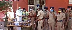 நகர காவல்நிலைய ஆய்வாளா் ராஜாவிடம் ஆவி பிடிக்கும் இயந்திரம் வழங்கும் மருந்து வணிகா் சங்கத்தினா்.