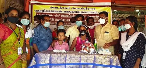 அடைக்கலம் அமைப்புசாரா தொழிலாளர்கள் 200 பேருக்கு கரோனா நிவாரணங்களை வழங்கும் திருத்தணி சட்டப்பேரவை உறுப்பினர் எஸ். சந்திரன்.