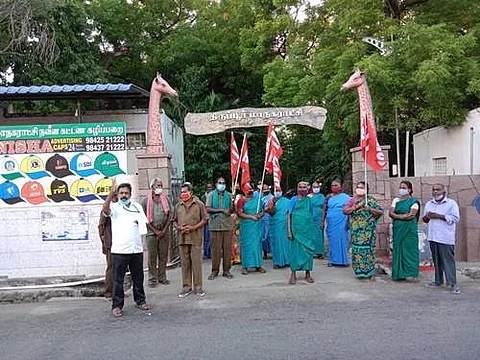 திருப்பூர் குமரன் சிலை முன்பாக ஆர்ப்பாட்டத்தில் ஈடுபட்ட சுகாதார தொழிலாளர்கள் சங்கத்தினர்