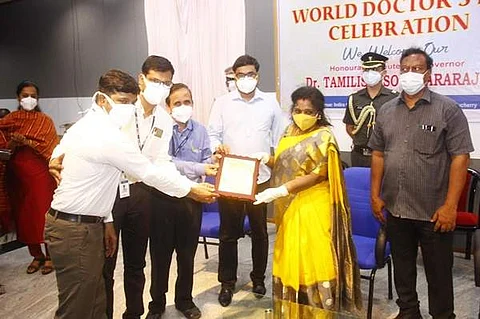 மருத்துவர்களுக்கு விருதுகளை வழங்கி பாராட்டிய துணைநிலை ஆளுநர் மருத்துவர் தமிழிசை சௌந்தரராஜன்