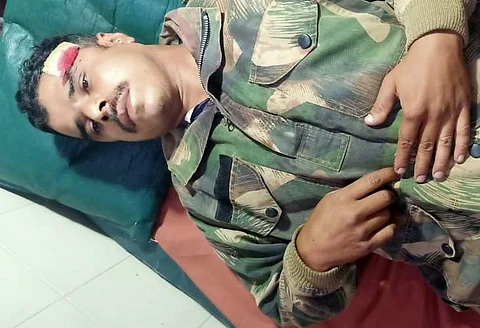 அரிவாள் வெட்டு காயங்களுடன் தேனி அரசு மருத்துவக்கல்லூரி மருத்துவமனையில் சிகிச்சை பெற்று வரும் காப்பாளர் காஜாமைதீன்.