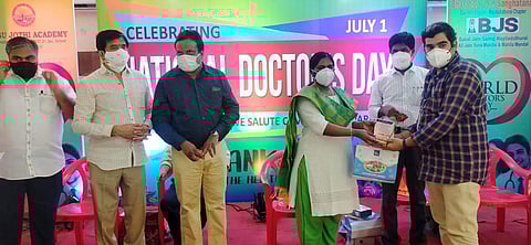 மயிலாடுதுறை வட்டார மருத்துவ அலுவலர் சரத்சந்தருக்கு நினைவுப் பரிசினை வழங்கி பாராட்டிய மாவட்ட ஆட்சியர் இரா.லலிதா. உடன், மருத்துவத்துறை இணை இயக்குநர் ஆர்.மகேந்திரன் உள்ளிட்டோர்.