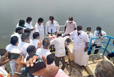 பாரூர் ஏரியில் இருந்து பாசனத்துக்கு தண்ணீர் திறந்து வைத்த ஆட்சியர் வி.ஜெயச்சந்திரபானு ரெட்டி. உடன் தே.மதியழகன் எம்எல்ஏ.