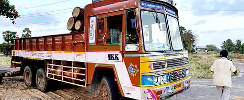 வேதாரண்யம் அருகேஅரசு நிலத்தில் இருந்த பனை மரங்களைவெட்டி லாரியில் கடத்த முயற்சி