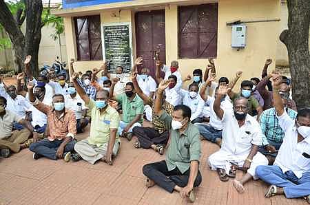 மதுரை மாநகராட்சிஅலுவலகத்தை சனிக்கிழமை முற்றுகையிட்டு போராட்டத்தில் ஈடுபட்ட ஒப்பந்ததாரா்கள்.