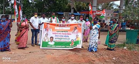 திருமானூரில் ஆா்ப்பாட்டத்தில் ஈடுபட்ட மகிளா காங்கிரஸாா்.